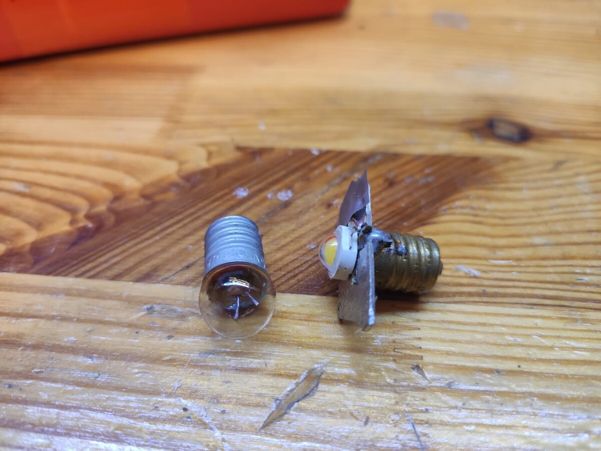 В патрон обычной лампочки закрепил светодиод на алюминиевой пластине для отвода тепла.