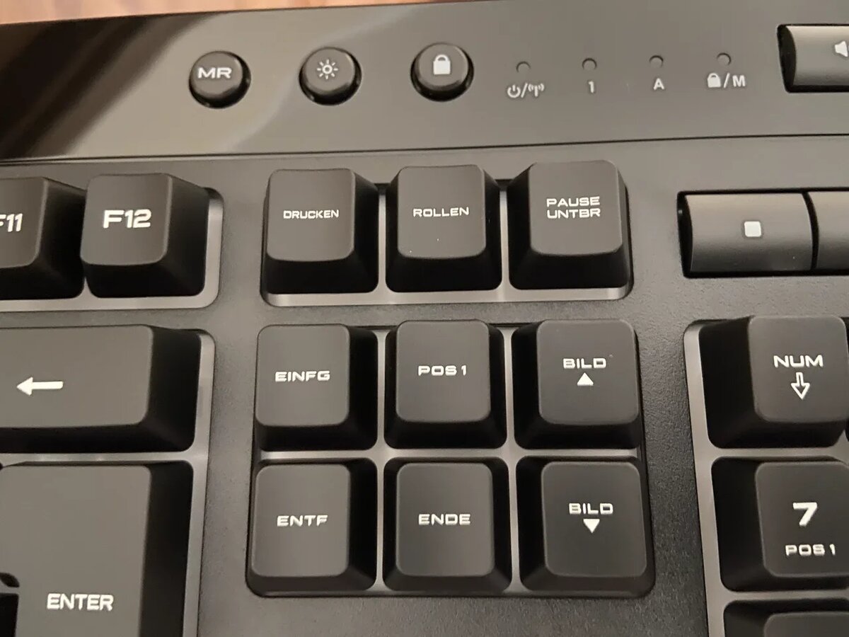 Не всегда сходу понятно, что конкретно из этого print screen или home. Но привыкаешь быстро. Кстати, найти эту клавиатуру реально сложновато - на том же Amazon ее не было.