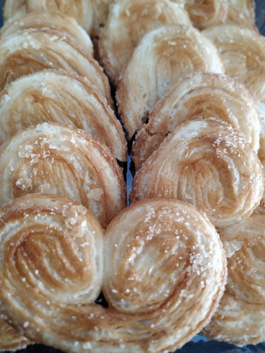 Магазинная выпечка у меня всегда есть на случай, если не успеваю к приходу своих мужчин приготовить вкусняшку или мне нездоровится. Сегодня такой день.