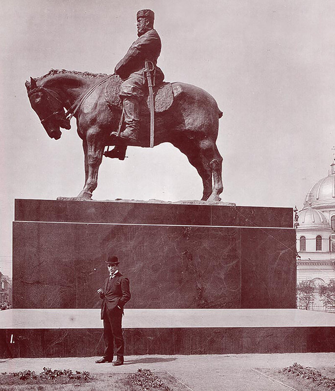 Делимся фотографией Карла Буллы: Паоло Трубецкой у памятника Александру III. 1909 год