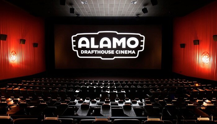 Фото Яндекс Картинки.   Зал кинотеатра сети Alamo Drafthouse.