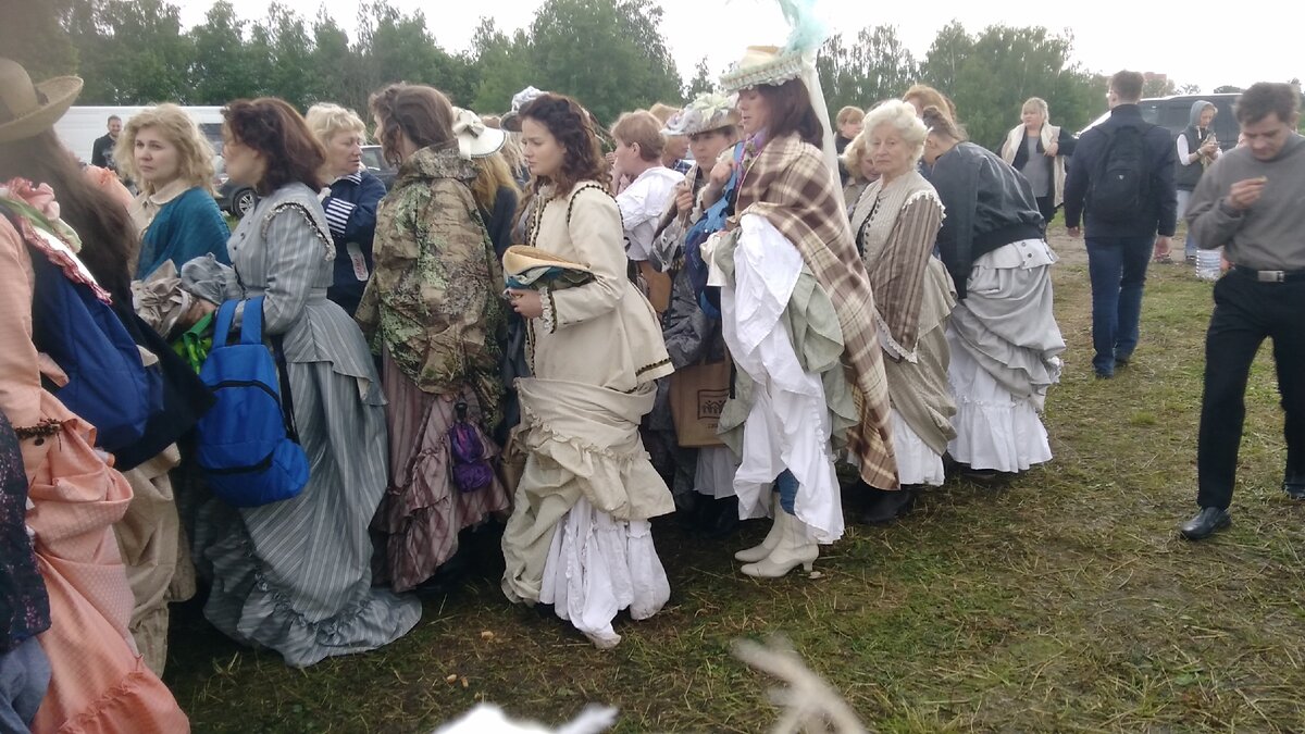 Очередь к гримерам в один из дней съемок. Фото: из личного архива