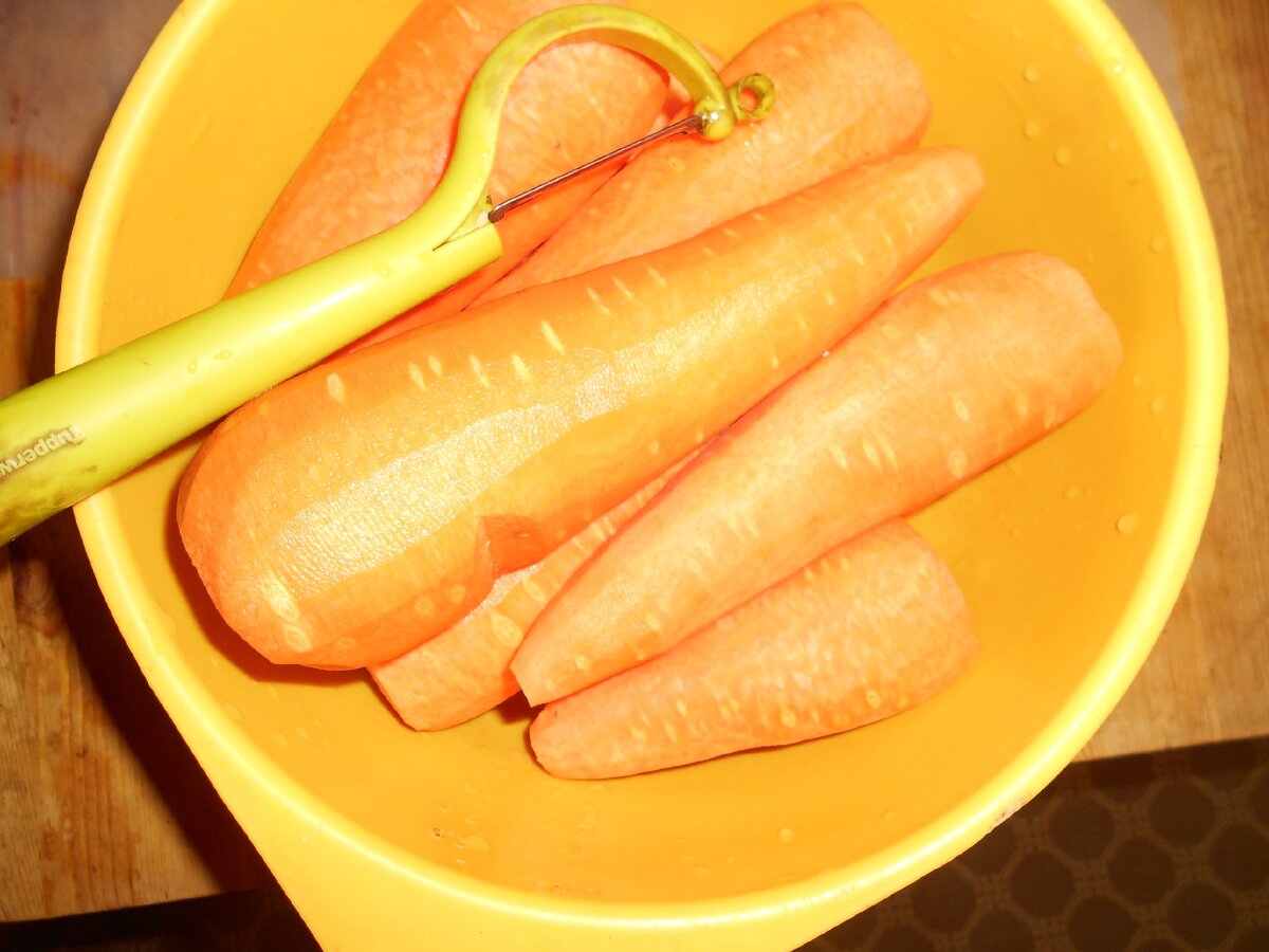 Снимаю шкурку замечательной овощечисткой от Tupperware. Кстати, пользуюсь ею уже более 10 лет, и она ни капельки не затупилась!