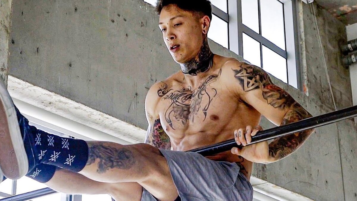 Крис Хериа гуру калистеники, однако он нормально выглядит только на пампе и без верхней одежды. У него отличная форма, для человека который тренируется с собственным весом. Несмотря на применение тяжелого жилета, внушительных мышц у него нет, он оправдывает это необходимостью делать элементы, но я полагаю что это генетический потолок + натуральность его тренировок. Думаю занявшись бодибилдингом он бы набрал на несколько килограммов натуральной массы больше.