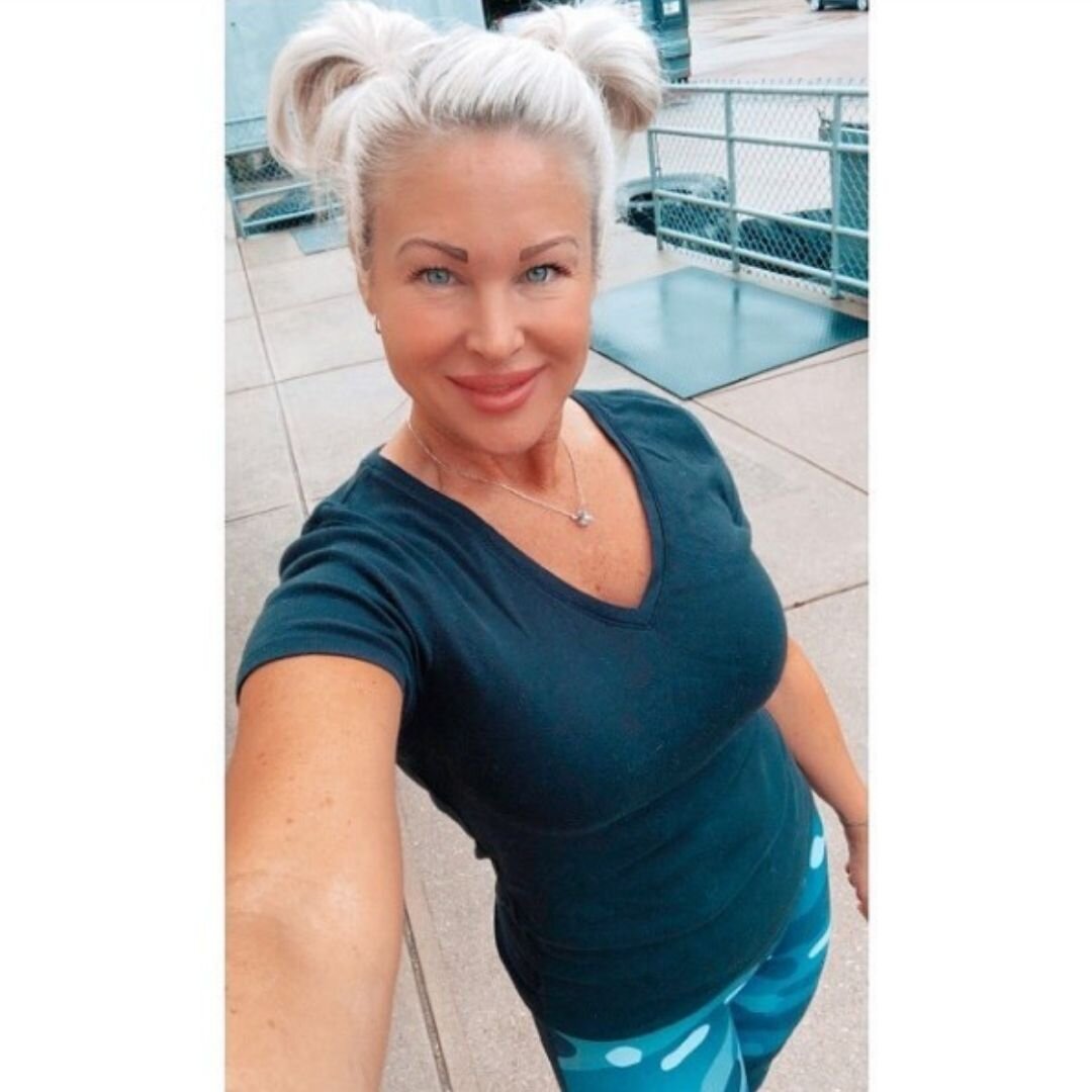 52 летняя женщина. Знаменитости одного возраста. Как выглядеть в 52 года. Женщина 52 года. Холли берри 2021.