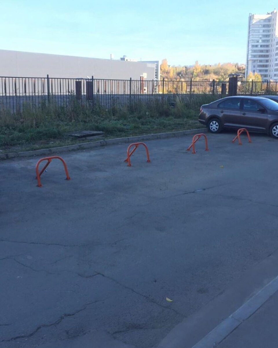 Парковка с замками.