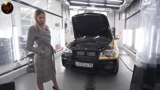 Битый BMW X5 Эрика Давидыча в одном сервисе с моей Теслой