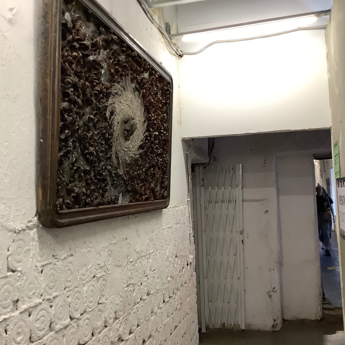 Вот такая картина на стене в коридоре. Фото автора