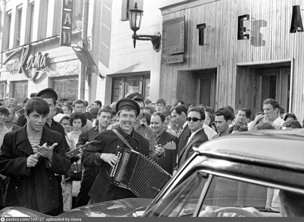 Перед спектаклем «10 дней, которые потрясли мир» у Театра на Таганке, 1965 - 1966 г. Автор Анатолий Гаранин.