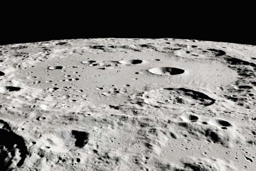 Кратер Клавиус на Луне, увиденный аппаратом лунной разведки НАСА. Обсерватория SOFIA обнаружила водяной лед в затененных областях этой освещенной солнцем лунной области. Фото: space.com