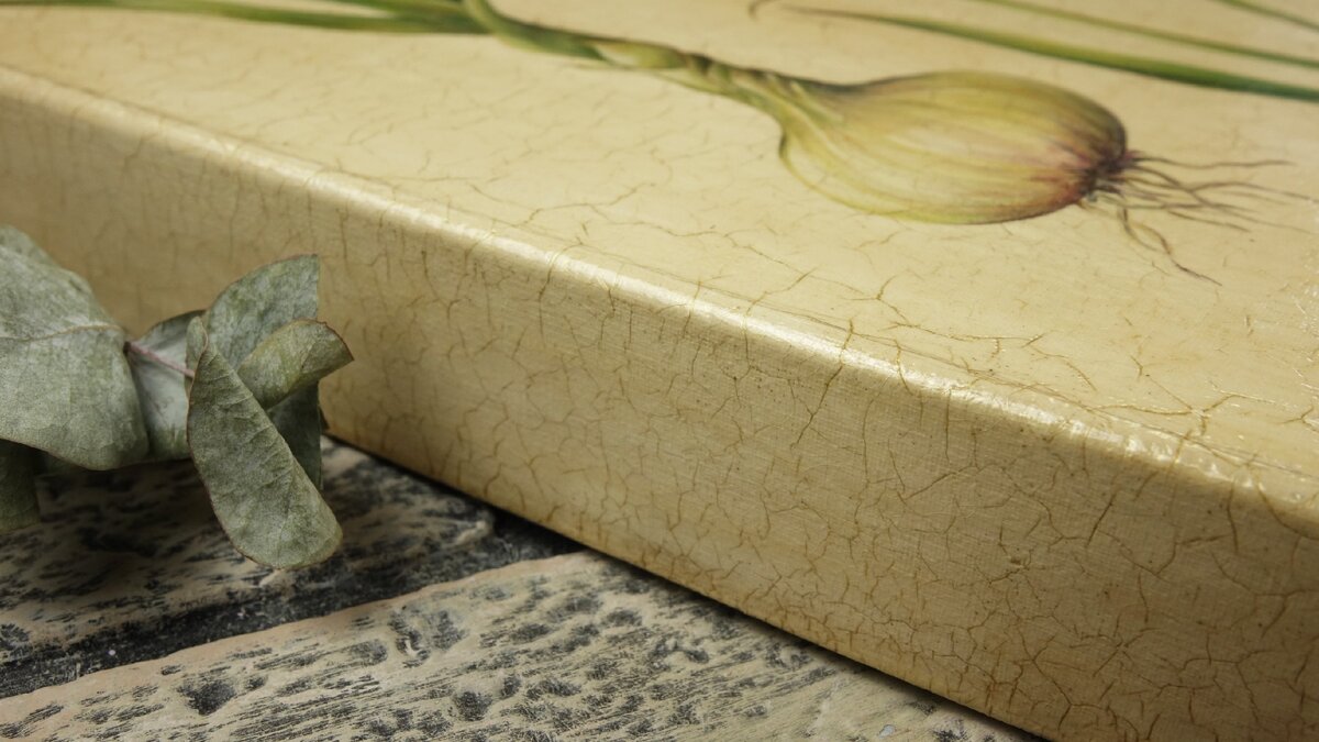 Трещины в лаке картины называются кракелюр (или кракле)