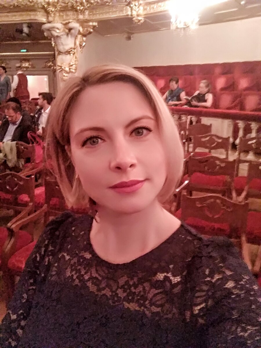 В Большом театре. В платье. Спите все спокойно🤣