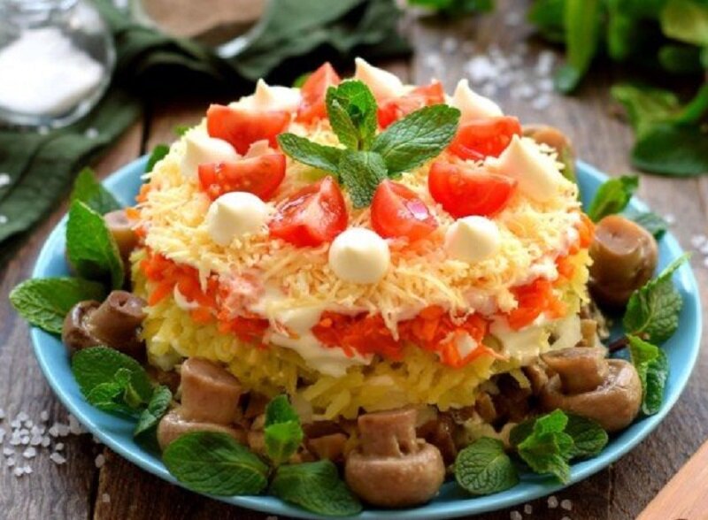 Очень вкусный салат «Русская красавица» для праздничного стола