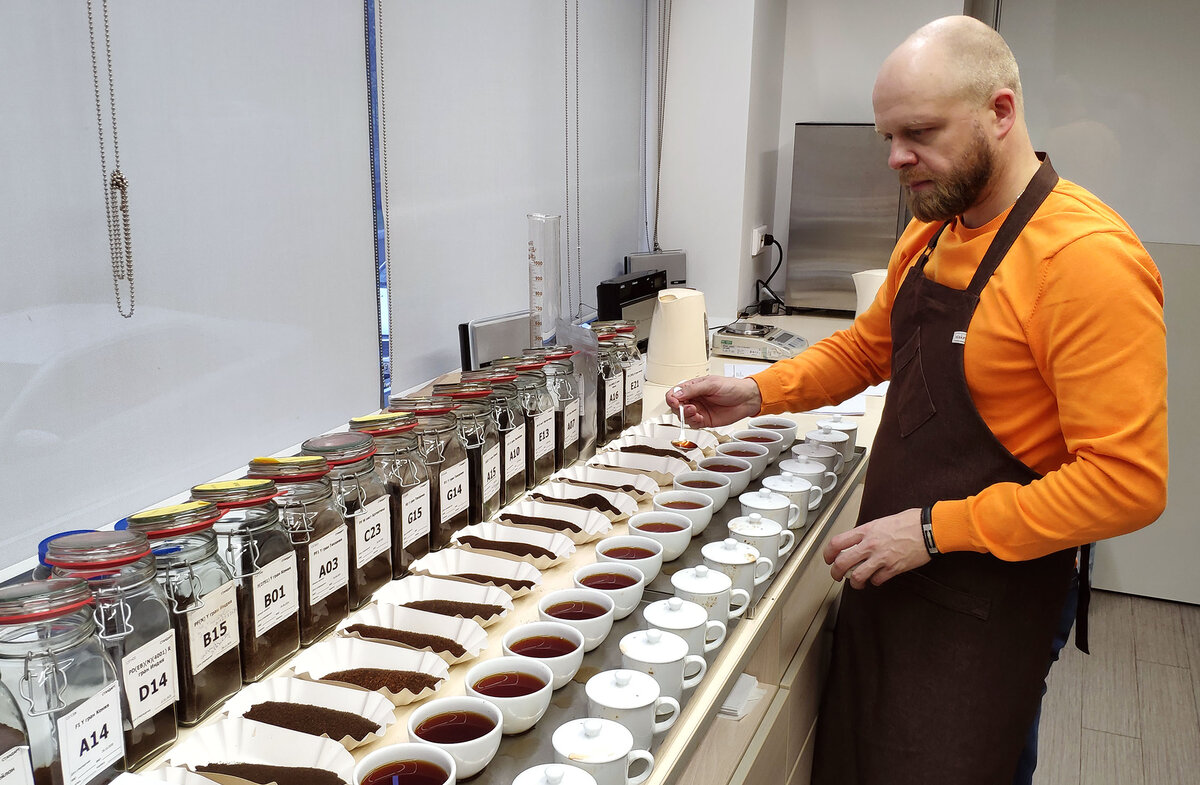 Бариста титестер. Титестер профессия. Профессия дегустатор. Титестер профессия. Чайный дегустатор 8.