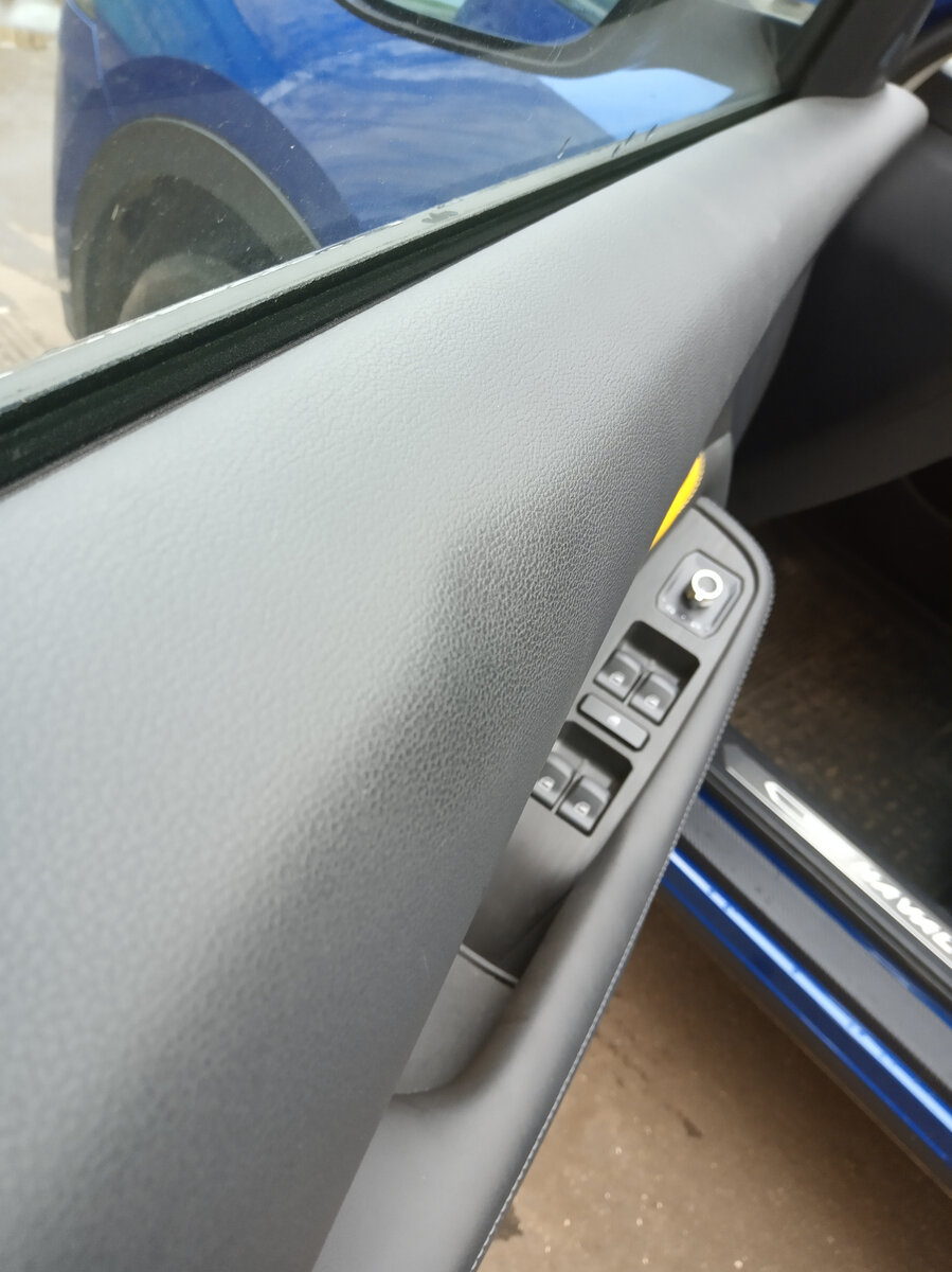 Промял дверь локтем