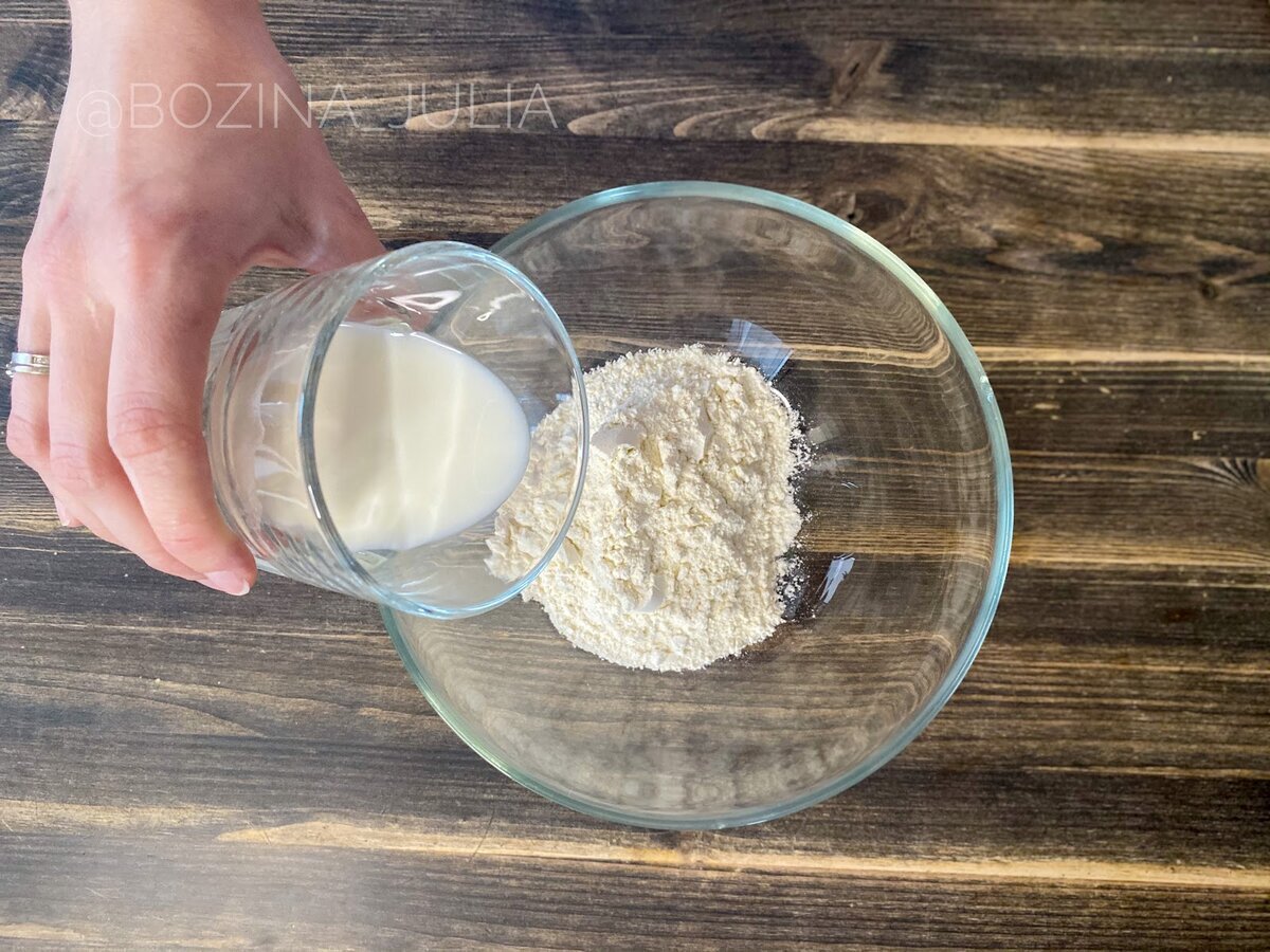 Готовую смесь (она состоит из муки, соли, сахара и нужного количества разрыхлителя – ничего лишнего) высыпаем в глубокое блюдо и туда же наливаем молоко