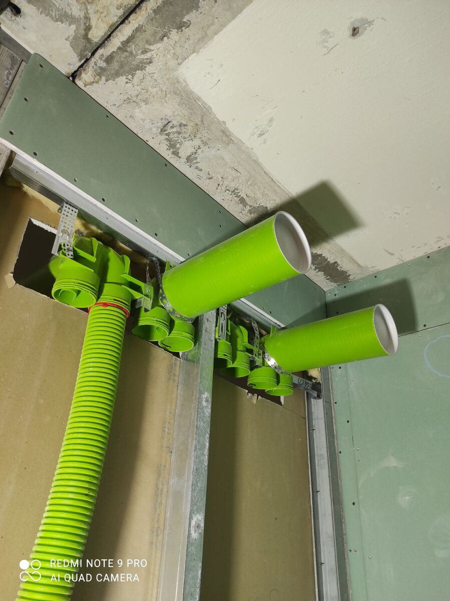 Вытяжные диффузоры расположены под потолком в помещениях с/у, кухни, гардеробных комнат.