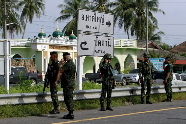 Снимок не мой, поскольку военные в мусульманских провинциях очень не любят, когда их фотографируют.