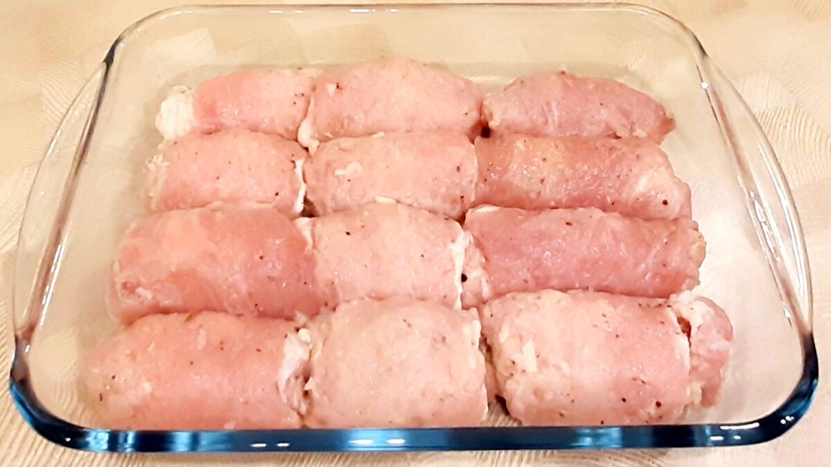 Мясные рулетики из свинины с начинкой на сковороде