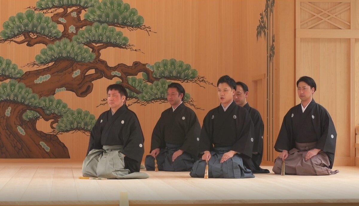 Исполнение «Божественной песни» без танцевального и музыкального сопровождения в NEOLD Private House