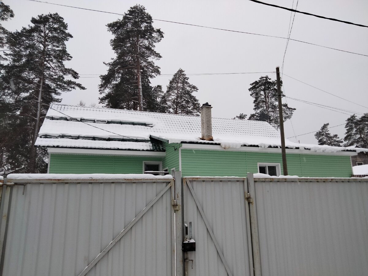 Трубчатые снегозадержатели (другая сторона дома)