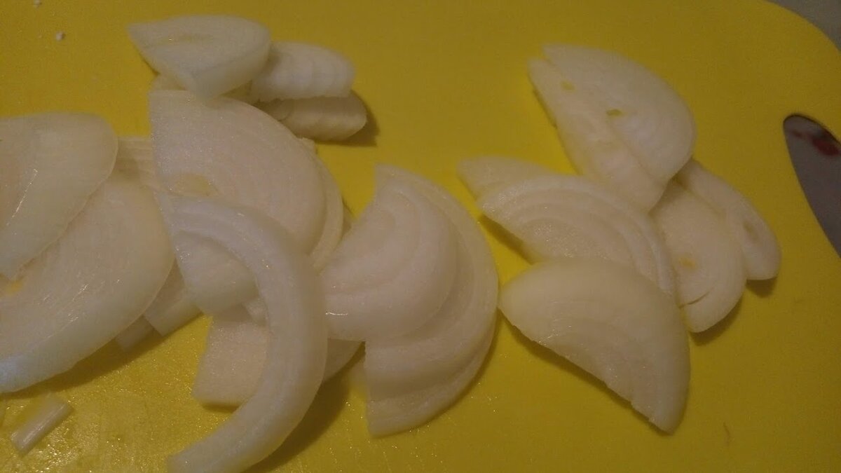 Луковицу нарезаем полукольцами