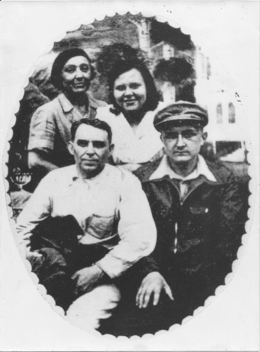 Слева направо,  верхний ряд: Марина Цветаева, Вера Лебединская. Слева направо внизу: Алексей Крученых, Георгий Эфрон (Мур) . фото https://goslitmuz.ru