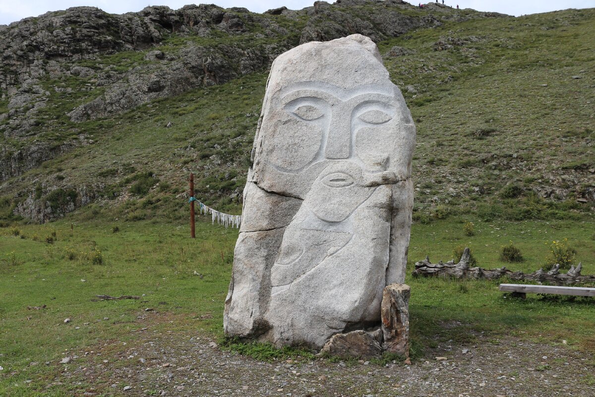 Эскиз этого монумента был предложен архитектором Амыр Михайловичем Кыдыевым, руководителем молодежной инициативной группы "Эксперимент", уроженцем Каракольской долины