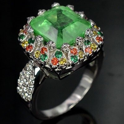 КОЛЬЦО ИЗ СЕРЕБРА 925-ой ПРОБЫ С ИЗУМРУДОМ

( ДУБЛЕТ ) И РАЗНОЦВЕТНЫМИ САПФИРАМИ.

РАЗМЕРЫ КОЛЬЦА 16x16мм.

РАЗМЕР ИЗУМРУДА 10x10мм.

размер кольца 16.5 