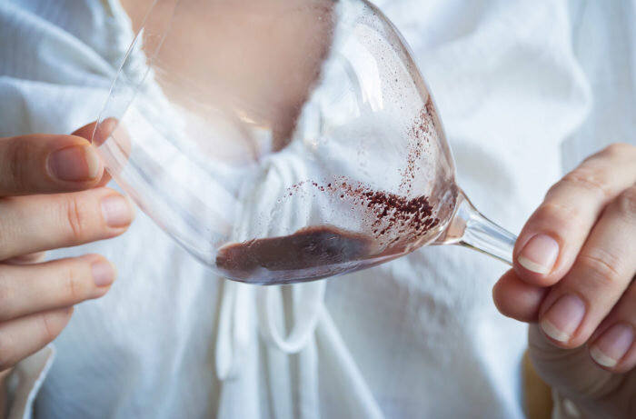 Фото: https://www.winemag.com/2019/03/05/gunk-in-my-wine-sediment/