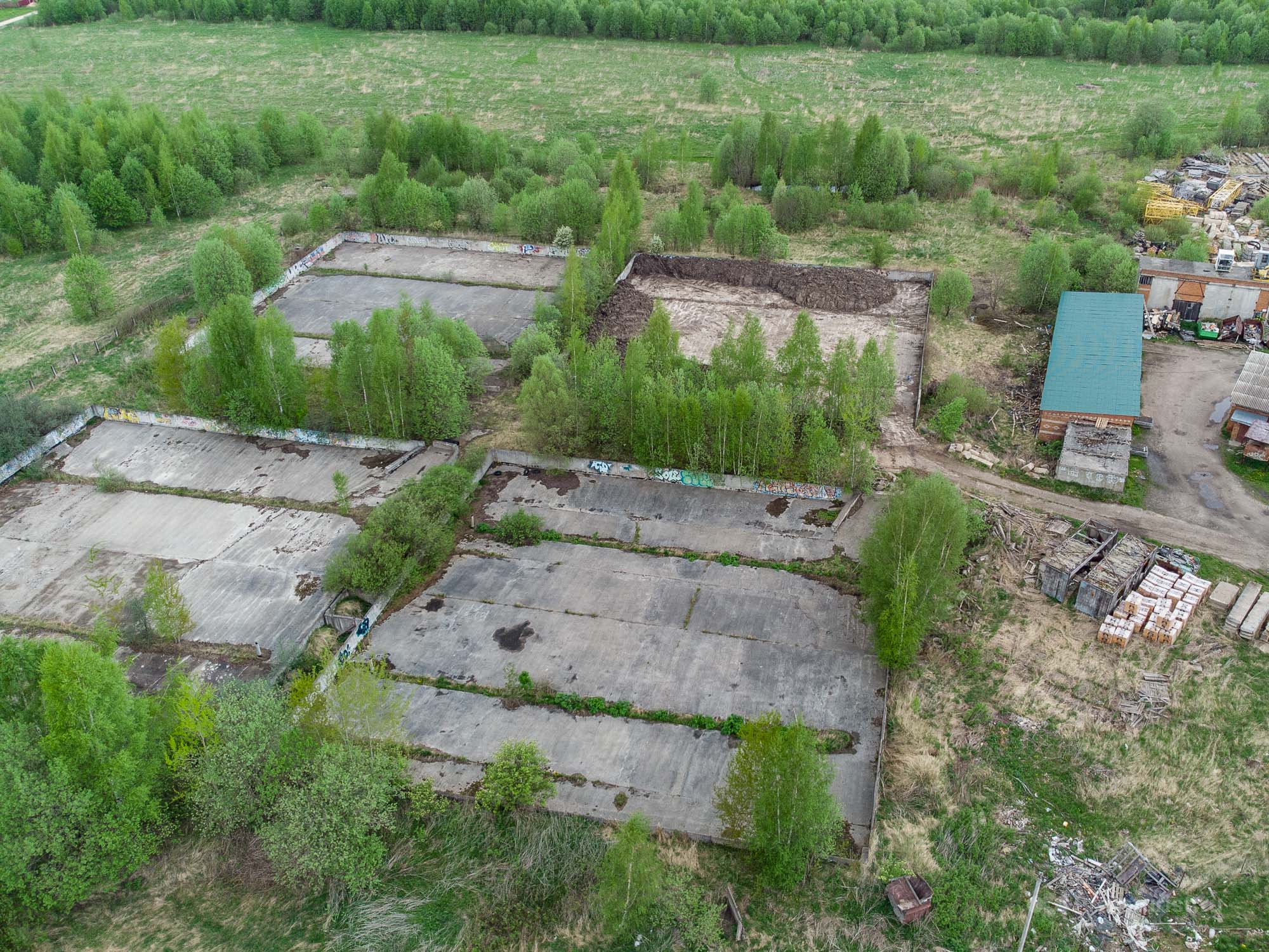 В Подмосковье обнаружен огромный заброшенный дом-замок для очистки воды от нечистот ???1