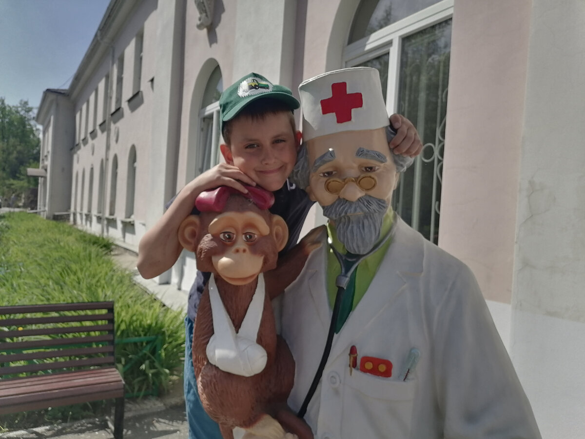 Возле детской поликлинике стоит статуя доктора Айболита