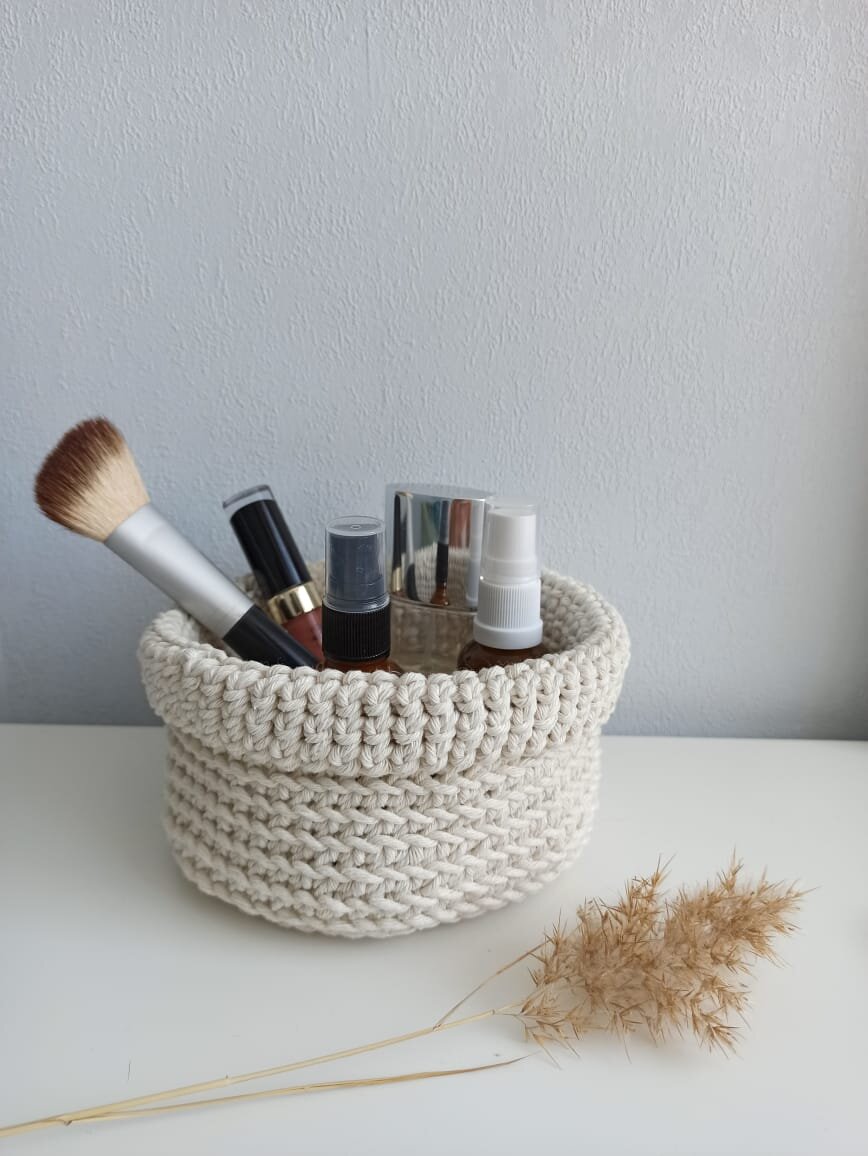 На самом деле у меня нет косметички. Всю косметику я храню в железной коробочке. Фото для иллюстрации статьи 