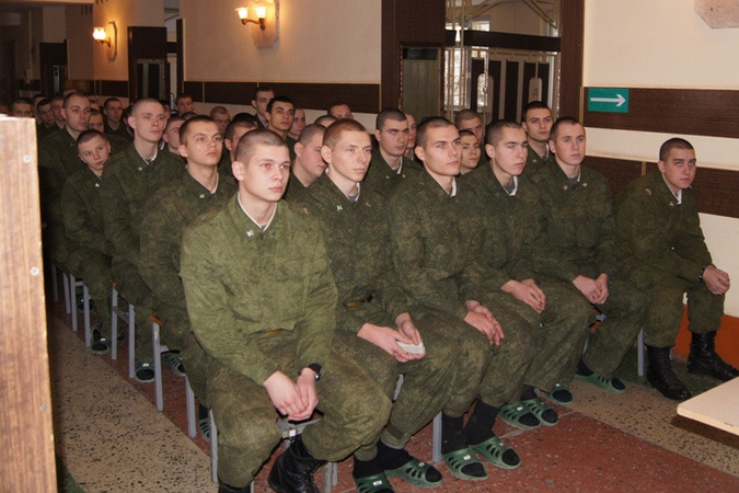 Солдаты за просмотром ТВ. Примерно также было у нас.