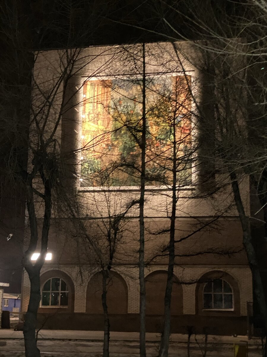 Я живу в маленьком городе Абакане с населением 180т человек. 