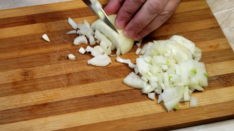 Лук нарезаем на мелкие кубики
