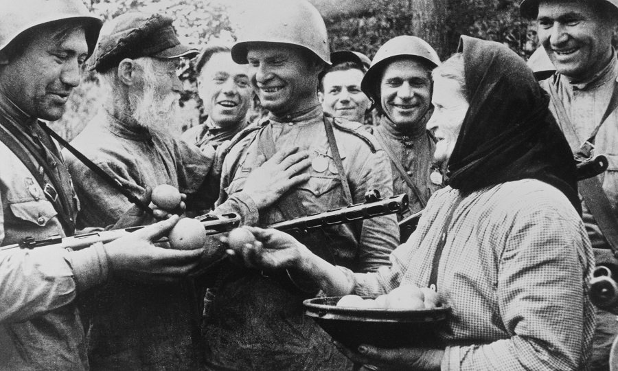 Жители села приветствуют советских солдат-освободителей - Фото: НИКОЛАЙ АКИМОВ/ФОТОХРОНИКА ТАСС