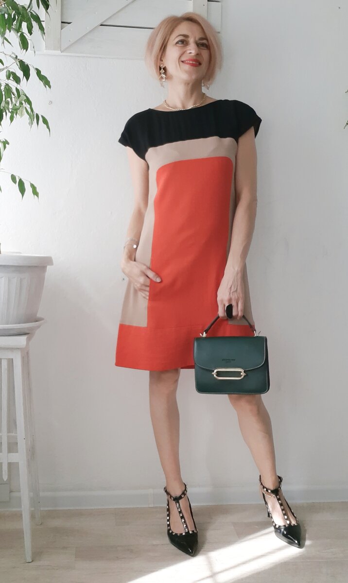 Платье из секонд-хэнда, сумочка и туфли мои.