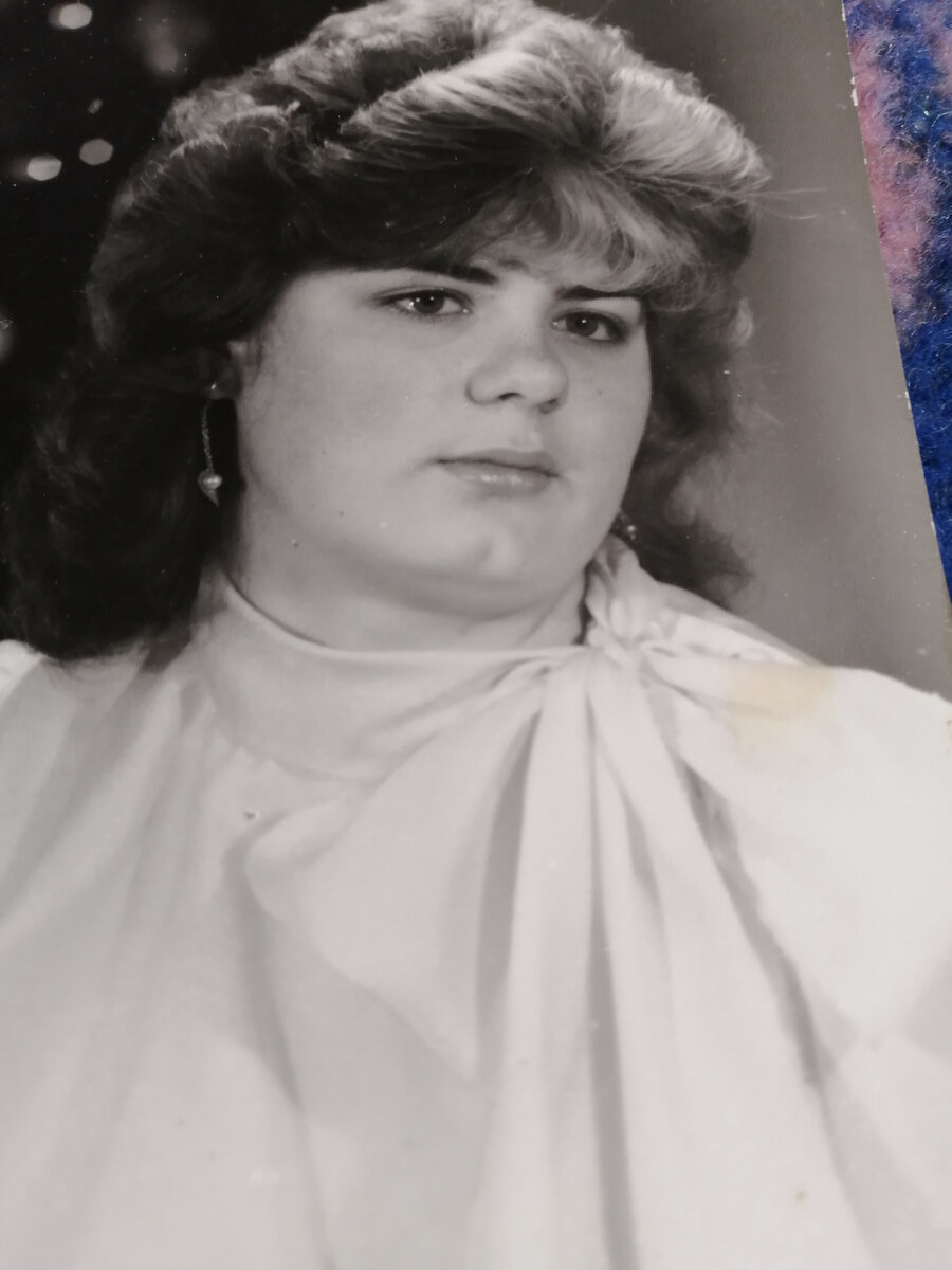 Вот такой смешной пупсик я была когда поступила в техникум.  Мама отвела меня в парикмахерскую. Косу отрезали и сделали химию. 