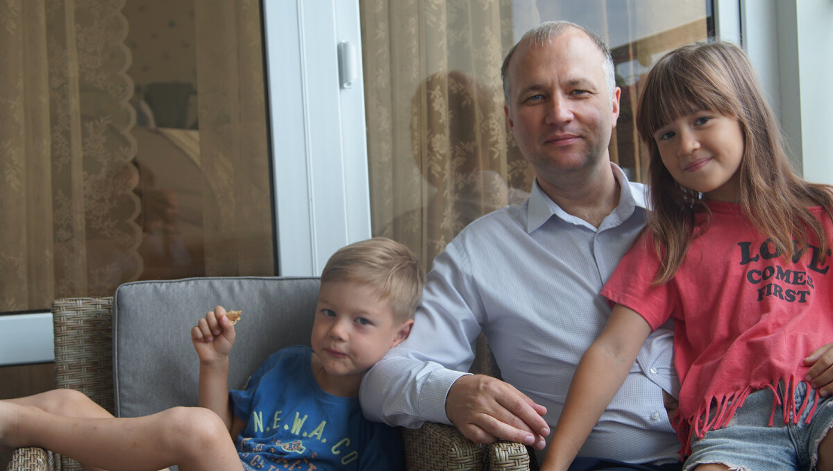 Классика жанра: дочь занимается пением и танцами, а сын - шахматами и футболом. Фото из личного аккаунта в Facebook https://www.facebook.com/andrey.v.pozdeev