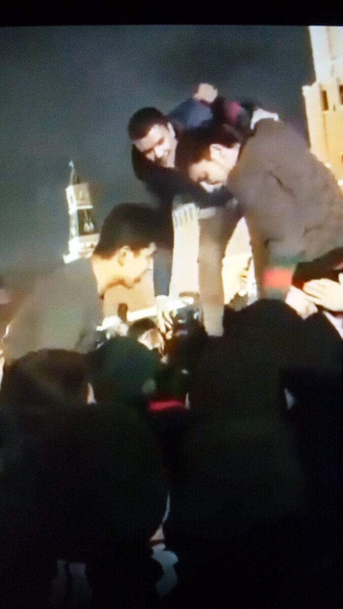 Ночь. Без масок. Создают пирамиду.