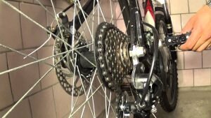 Для того чтобы передвижение на велосипеде было максимально быстрым и наиболее комфортным, несмотря на разный тип трассы, ландшафт, горы, спуски, производители снабжают велотранспорт современными переключениями передач скоростей.