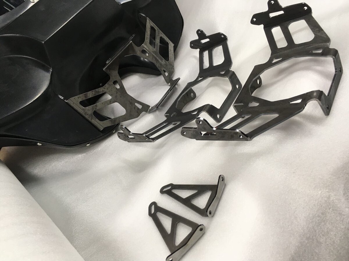 В кронштейн можно интегрировать крепления для фары большего размера. 