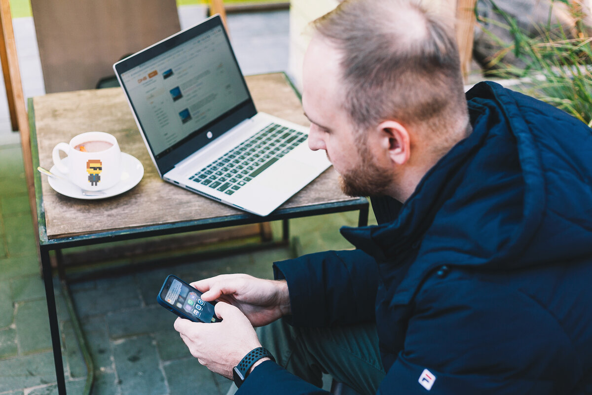 Автор думает "а не заменить ли мне телефон?"