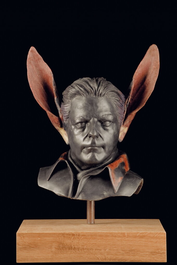 Ян Фабр, бюст известного политика с ослиными ушами. По-моему, тут и объяснять нечего.