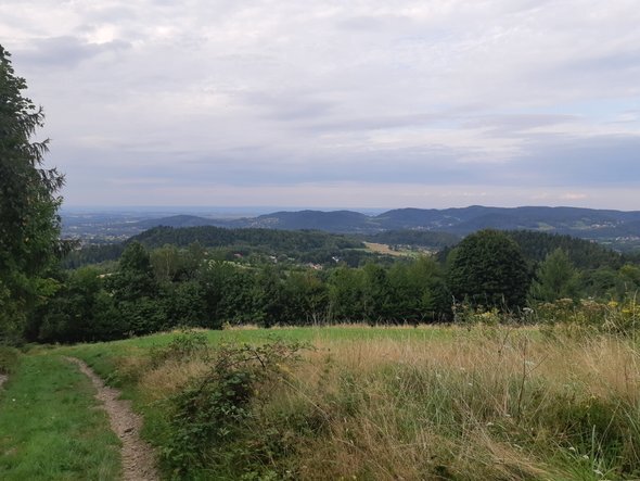 Вид с горы Яворница. Освенцим находится в долине слева
