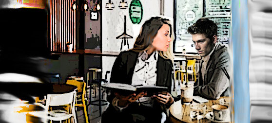 Владелец компании и рекламщик обсуждают условия сотрудничества. Иллюстрация 