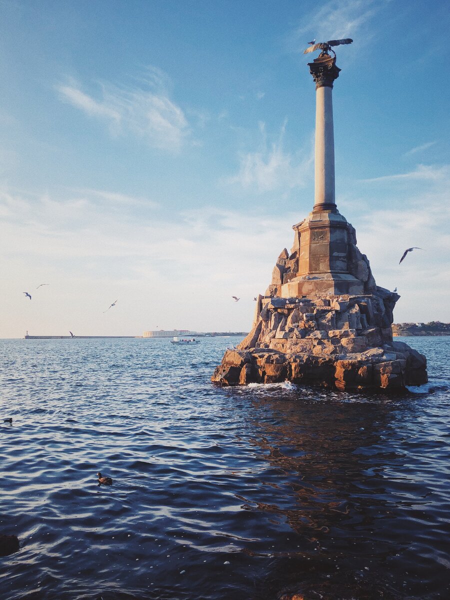 Памятник затопленным кораблям, центральная набережная Севастополя, Крым