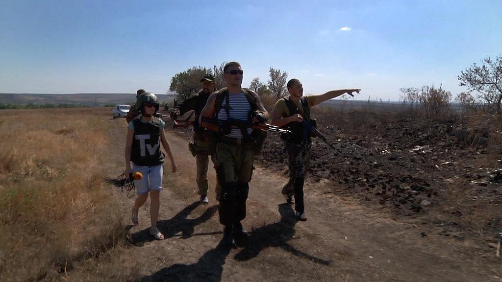 Позиции ополченцев Донбасса. Троице-Харцызск, ДНР. Бойцы с позывными Гулид, Корней и Монгол показывают расположение