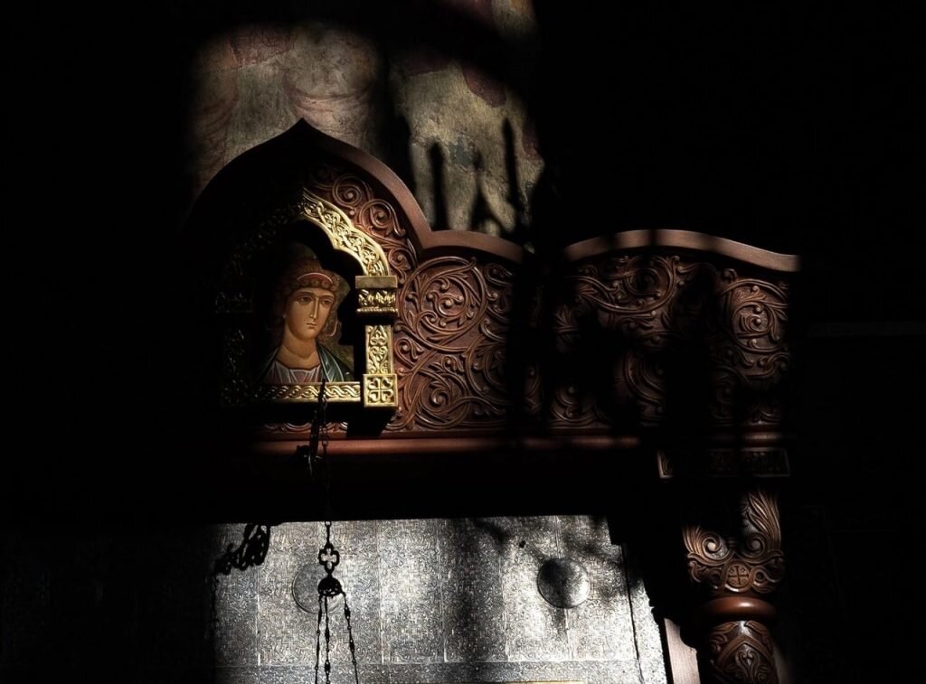 с масленицей и прощенным воскресеньем. люди в церкви. православное арощенное восу. люди на рождество в храме. прощеное воскресенье в уеркви.